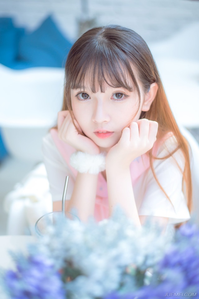 “是啊，请先生指一条明路。”众将也将目光看向庞统，此刻众将心中茫然无措，正是最容易动摇的时候，被卓扬这么一说，也下意识的将庞统当成了救星。